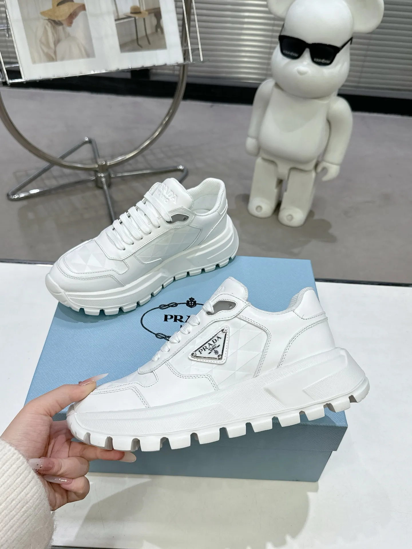 👟👟Ex-factory price 600👟👟 PRADA ²⁰²5𝐬𝐬Prada’s new product comes with strength! ❣️Many Internet celebrities have the same style, fashionable and versatile nice items, original shoes are developed and purchased from Italian counters, and are reproduced 1:1 according to the original taste. This year’s theme is not to be defined, embodying texture through simplicity💛From thick-soled sneakers to zigzag short boots to 2024 flat shoes, everything reveals a sure-fire momentum...combining gentleness and handsomeness, the finishing touch for women❤️ The top-grade open-edge beaded cowhide with imported cowhide triangle logo is consistent with the original version, the wear-resistant and ultra-light two-color outsole, and the sheepskin lining are breathable and comfortable. ⚛Size: Women's 35-40 ⚛Size: Men's 39-45 Original packaging accessories. ⚛